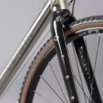 velo-gravel-genesis-croix-de-fer-titane-1.jpg